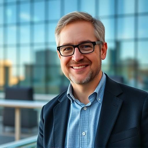 Bilde av Erik Berg, grunnleggeren av Utstyr Eksperten AS, smilende foran hovedkontoret i Oslo.